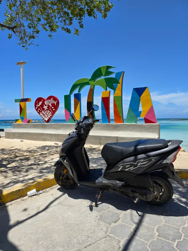 Una moto sobre adoquines, en el pueblo en Utila