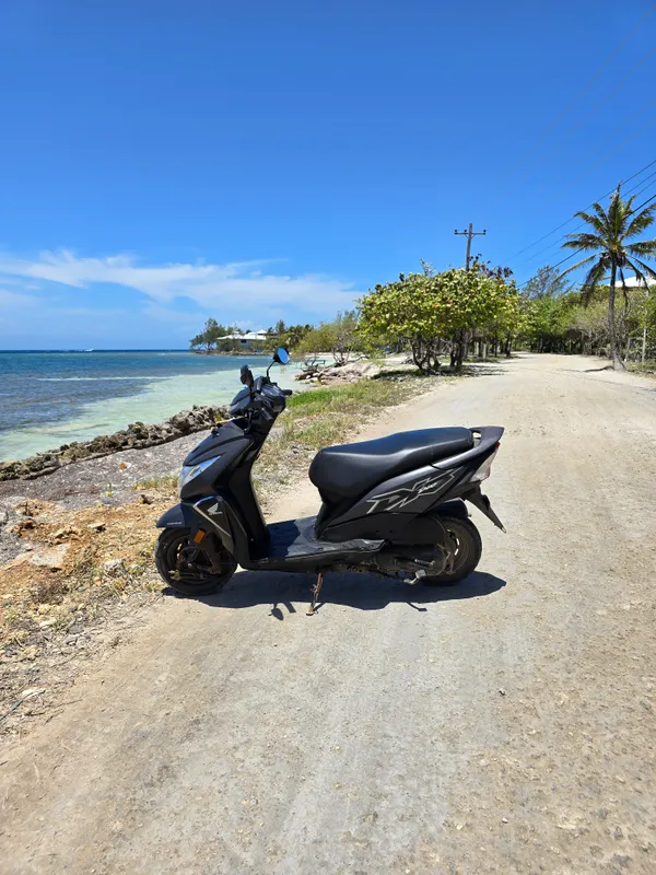 Una moto sobre concreto liso en Utila