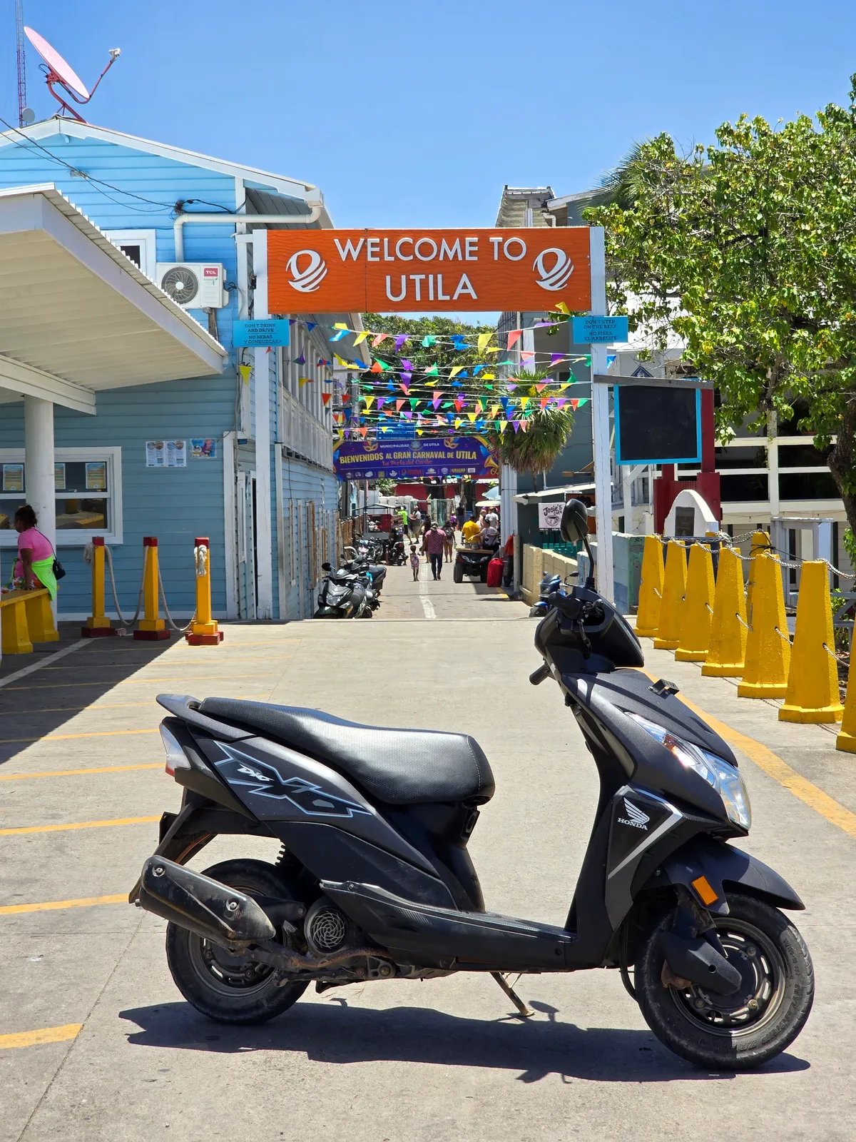 La zona de llegada en la calle principal de Utila, donde se entregan las motos en el muelle del ferry