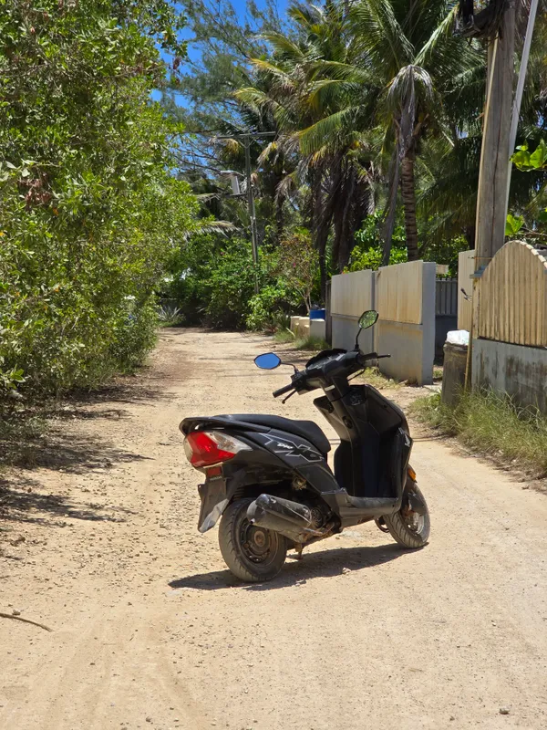 Una moto sobre arena compactada en Utila