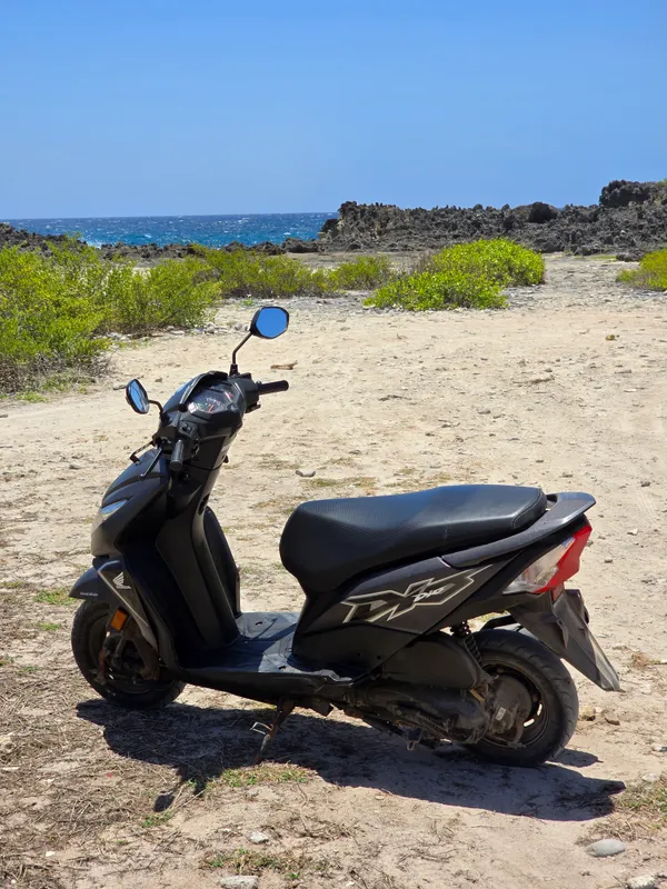 Una moto sobre grava de coral en Utila